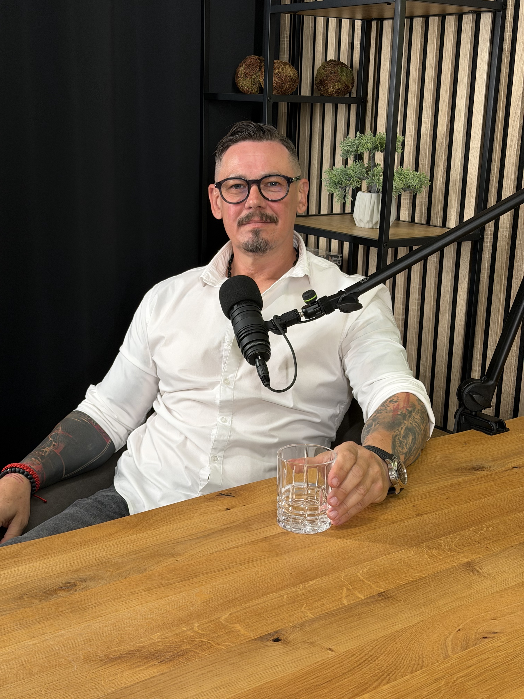 Portrét Dr. Dušana Špačeka v podcastovom štúdiu